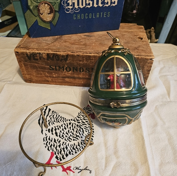 Mr. Christmas Heirloom Magical Light Musical Santa Holiday Egg Decor - Picture 5 of 5